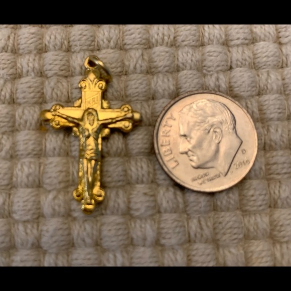 Vintage crucifix pendant or charm - Picture 4 of 5